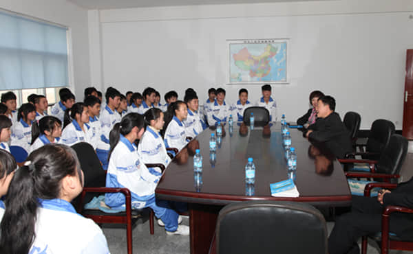 2012年5月，毕节项目工作人员与合作学校大连对外经贸学院召开座谈会，听取学员的反映.jpg
