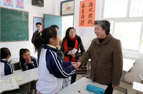 2013年12月，张榕明在江西考察温暖工程教育移民项目.jpg