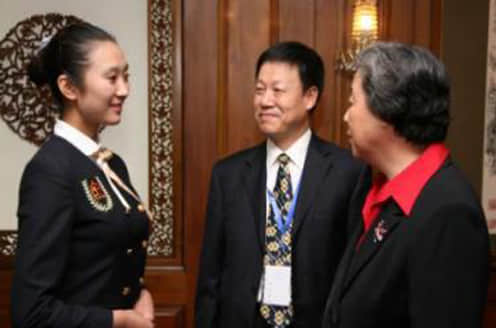 2010年10月，张榕明理事长与温暖工程就业助学计划学员亲切交谈.jpg