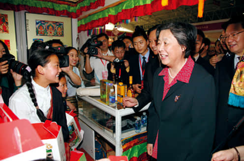 2008年4月，中华职业教育社在北京举办“实施温暖工程促进县域经济发展”大型公益展览，图为张榕明在西藏展区参观.jpg