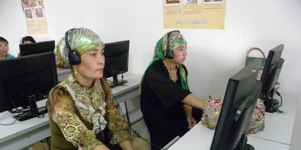 新疆 国家通用语言培训 学员利用多媒体学习汉语.jpg