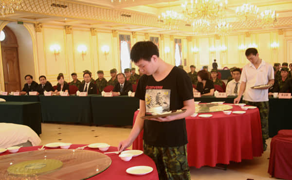 就业助学计划北京拉斐特城堡酒店的学员接受培训成果检验.jpg