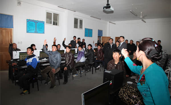 2012年2月，国家通用语言培训兵团项目培训班授课现场，学员们踊跃回答问题.jpg