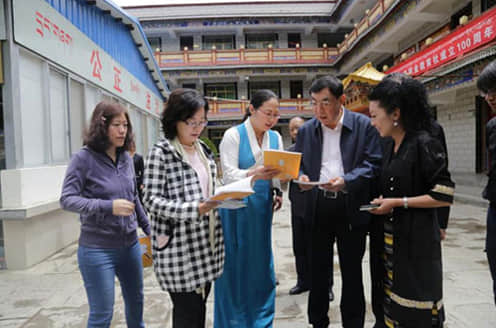2017年6月，马培华（右二）赴西藏调研国家通用语言培训工作开展情况.jpg